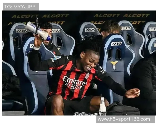 米兰与莱奥续约谈判初步接触引发球迷关注与期待 米兰与莱奥续约谈判初步接触引发球迷关注与期待